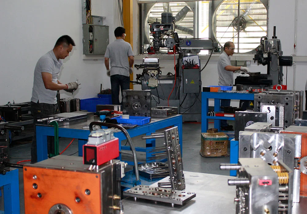Mold and tooling fabrication workshop at Agilian