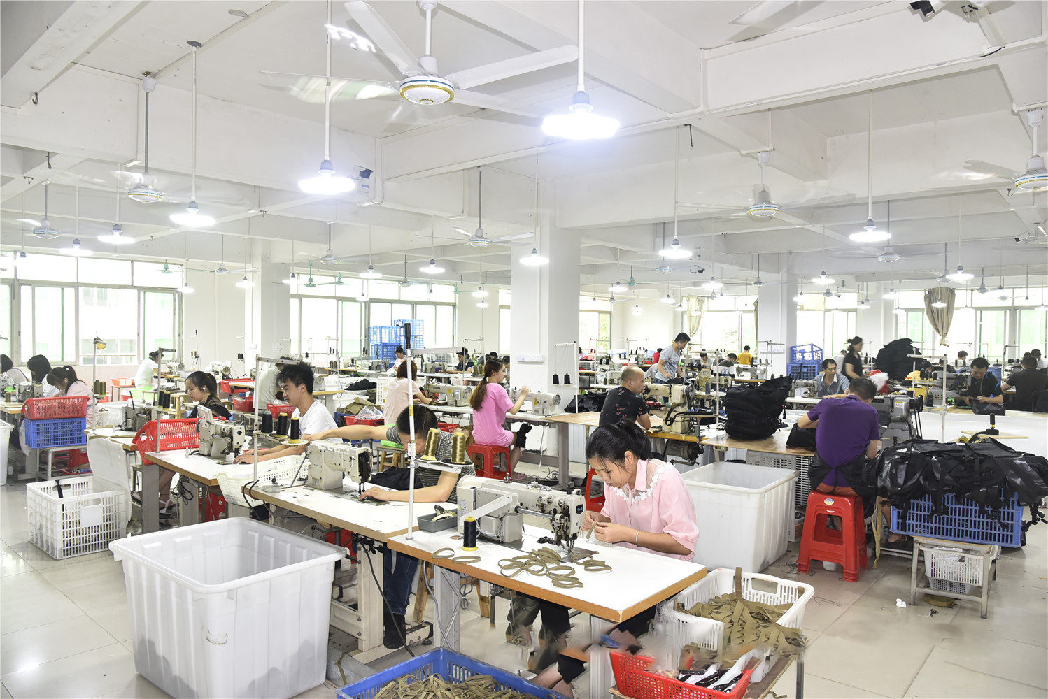 J.D.工厂的大型车缝车间,一排排工位