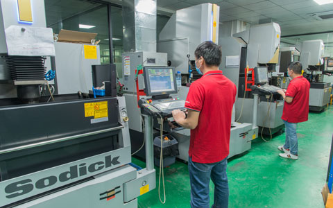 Mirror EDM machines in Rongyi's mold shop