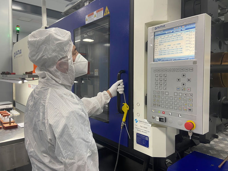 Cleanroom molding workshop at Yize Mould