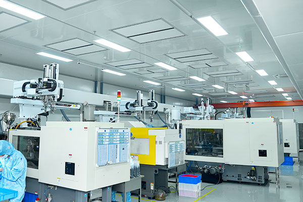 Injection molding machines in Yize Mould's cleanroom